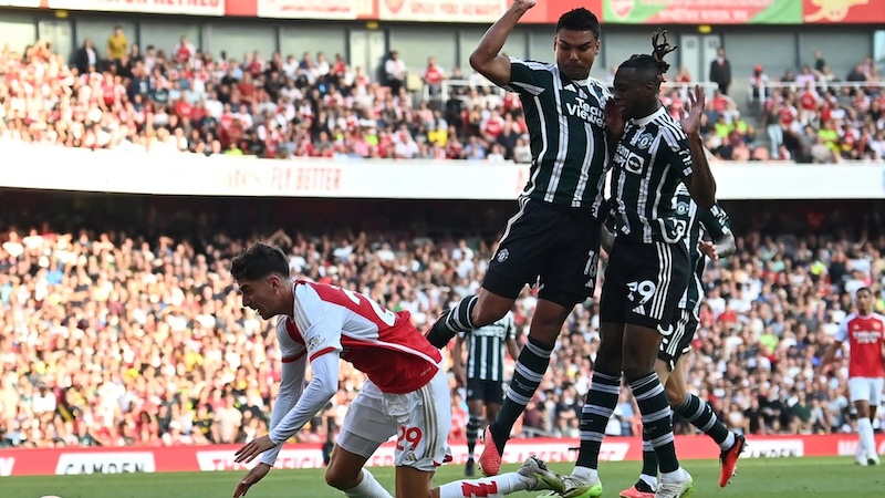 9 lần ph&aacute; b&oacute;ng, 5 lần tắc b&oacute;ng, sao M.U 