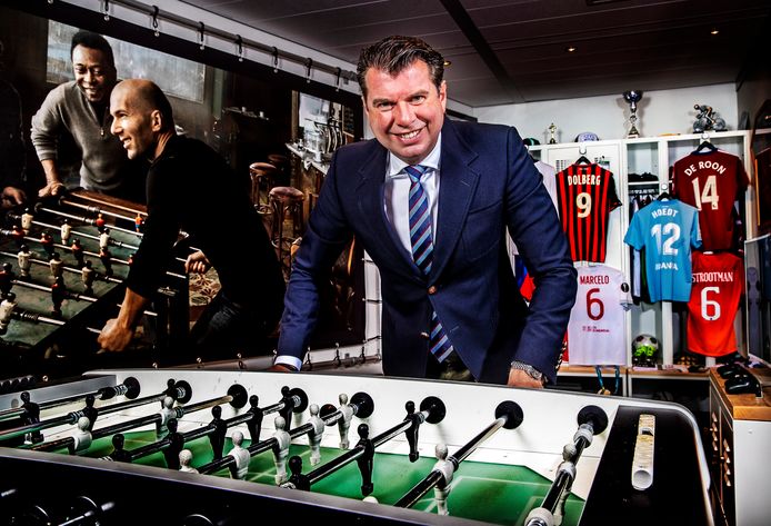 Căng! Nh&acirc;n vi&ecirc;n M.U tố c&aacute;o ph&iacute;a Ten Hag lấy CLB để 