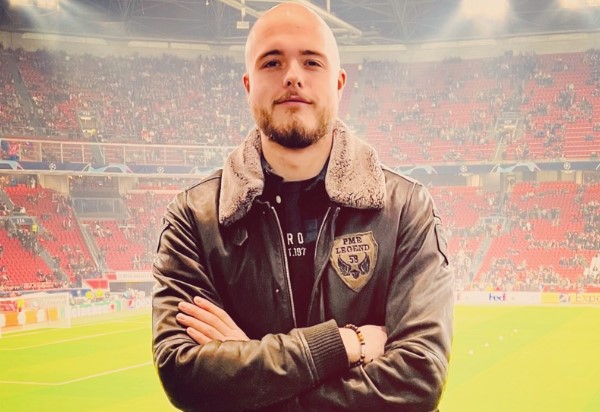 Căng! Nh&acirc;n vi&ecirc;n M.U tố c&aacute;o ph&iacute;a Ten Hag lấy CLB để 