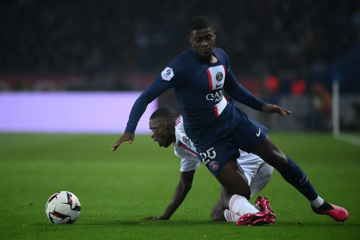 Tr&ecirc;u chọc PSG, Real Madrid lại x&uacute;c tiến vụ 