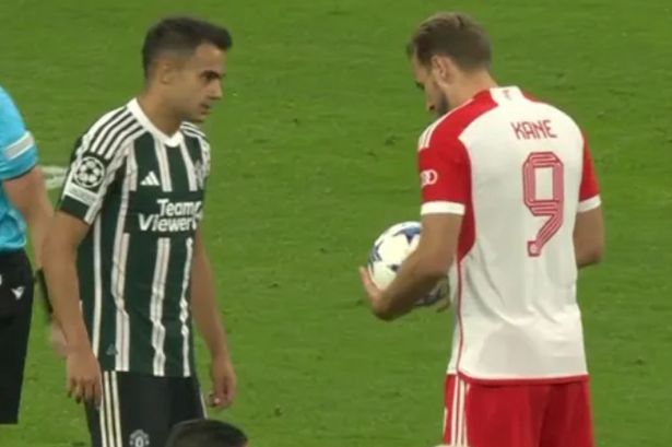 Fan M.U phấn kh&iacute;ch với 2 h&agrave;nh động 