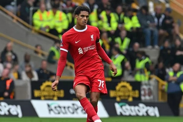 Klopp đ&iacute;ch th&acirc;n ra tay, ngăn cản 