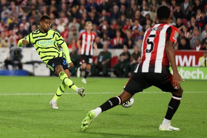 HLV Arteta bất ngờ ca ngợi người h&ugrave;ng bị 