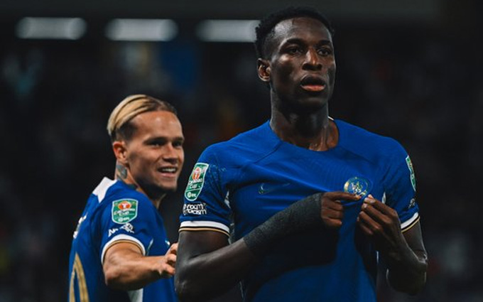 Họ v&ocirc; đơn ch&iacute;! Kh&ocirc;ng ra s&acirc;n, trụ cột Chelsea vẫn bị 