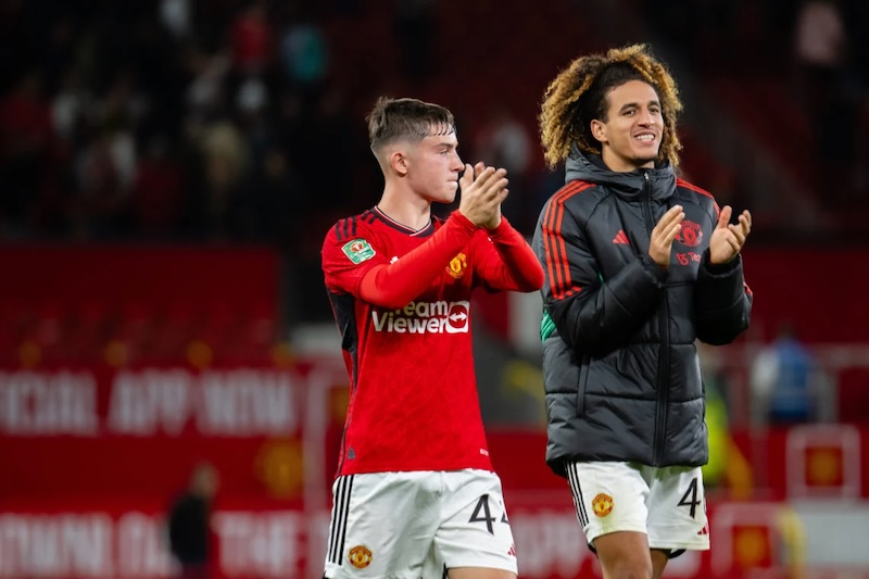 Thăng tiến ch&oacute;ng mặt, M.U thưởng lớn 