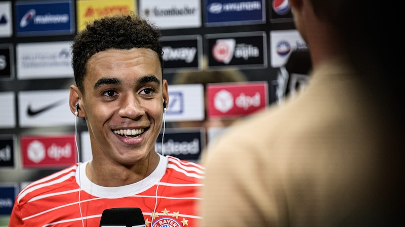 Thay Kevin, Man City đem 100 củ 