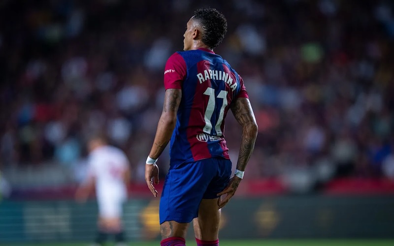 Trụ cột tập tễnh rời s&acirc;n, Xavi lại phải đau đầu về lực lượng - Ảnh 2