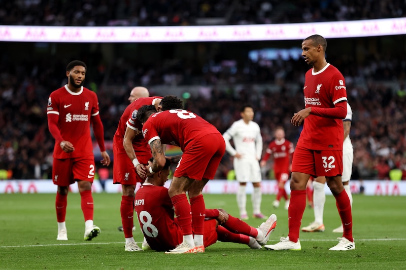 Trọng t&agrave;i ch&egrave;n &eacute;p, Liverpool lại mất th&ecirc;m trụ cột sau trận Tottenham - Ảnh 1