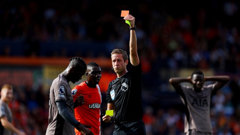 Bất ngờ! Tottenham cũng bị thẻ đỏ như đội b&igrave;nh thường - Ảnh 2