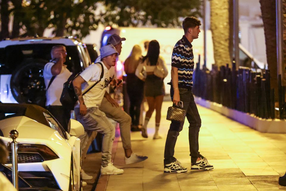 Man City c&oacute; h&igrave;nh phạt &lsquo;cực dị&rsquo; với cầu thủ n&agrave;o d&aacute;m 