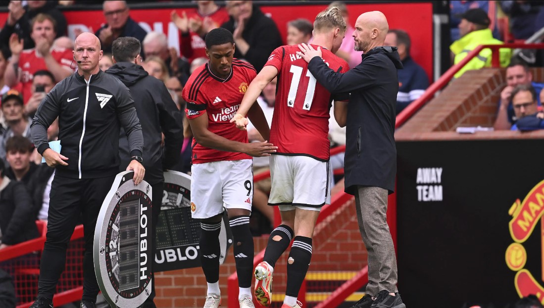 Phản ứng bất ngờ của Ten Hag sau khi bị CĐV Man United la &oacute; - Ảnh 1