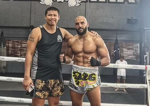 'Sướng' như vệ sĩ của Messi, đi hẹn h&ograve; c&ugrave;ng vợ chồng th&acirc;n chủ, n&acirc;ng Quả b&oacute;ng v&agrave;ng nhiều hơn Mbappe - Ảnh 1