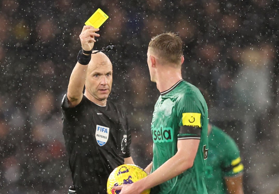 Trọng t&agrave;i Premier League bị phạt, đẩy xuống l&agrave;m việc ở Championship l&agrave;m gương - Ảnh 1