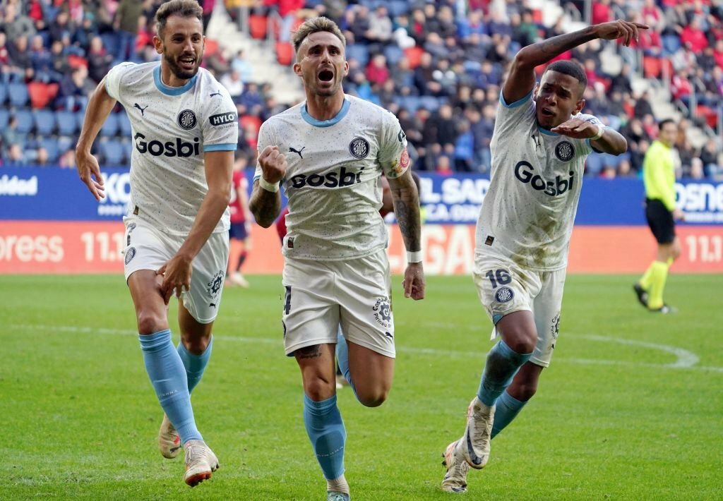 Đội b&oacute;ng t&iacute; hon cho Real, Barca h&iacute;t kh&oacute;i tại La Liga - Ảnh 1