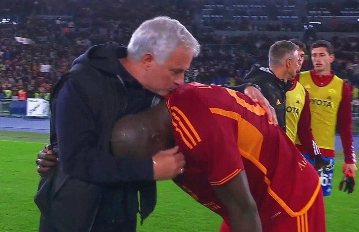 Mourinho n&oacute;i g&igrave; về nụ h&ocirc;n với Lukaku? - Ảnh 1