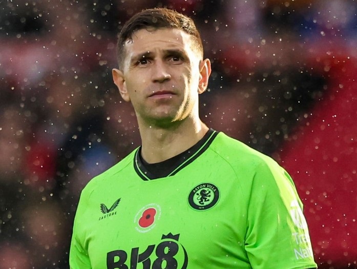 Thủ m&ocirc;n hay nhất thế giới th&igrave; cũng &lsquo;ăn h&agrave;nh&rsquo; ở Premier League - Ảnh 1