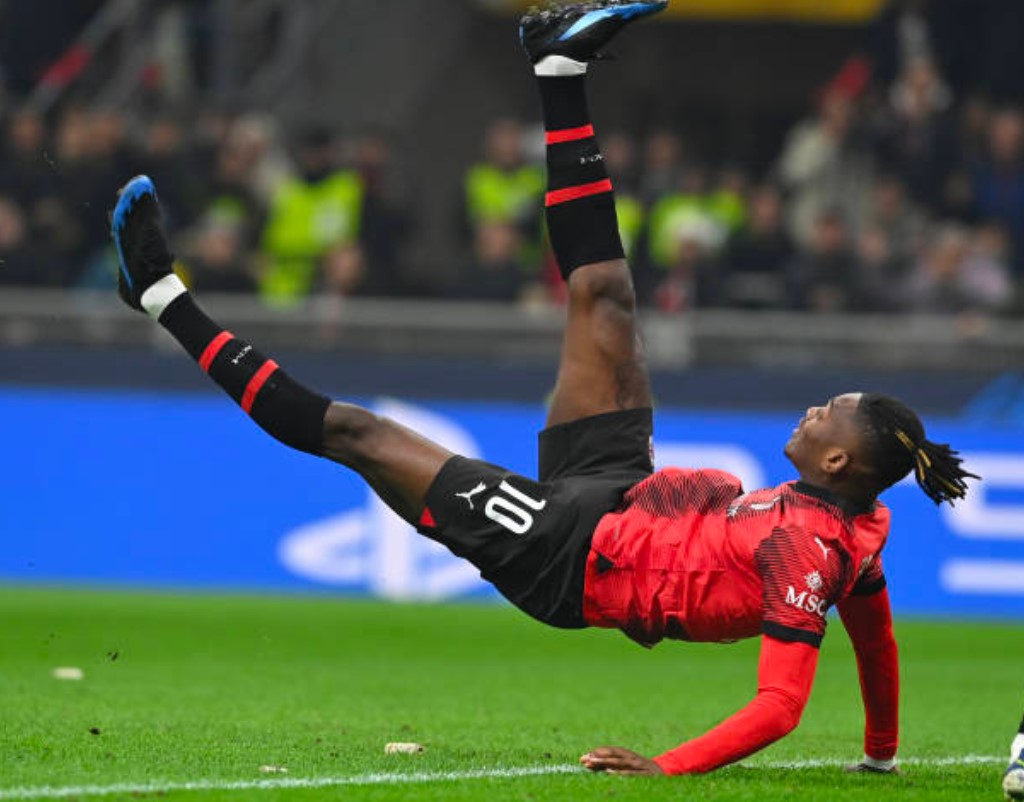 Si&ecirc;u phẩm &lsquo;xe đạp chổng ngược&rsquo; gi&uacute;p Milan hạ PSG - Ảnh 1