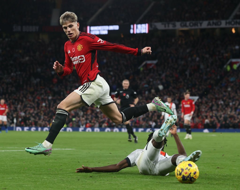 MU thắng chật vật đội mới l&ecirc;n hạng - Ảnh 1