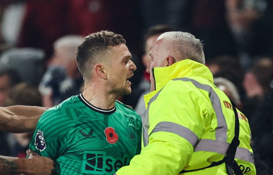 Newcastle thảm bại, cầu thủ 'combat' với CĐV nh&agrave; - Ảnh 1