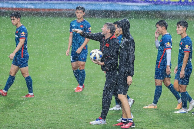 HLV Philppe Troussier loại 3 cầu thủ trước khi l&ecirc;n đường sang Philippines - Ảnh 1