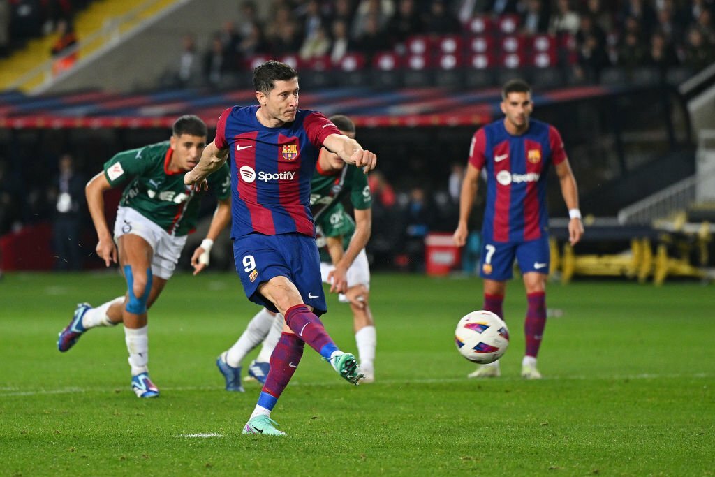 Lewandowski lập c&uacute; đ&uacute;p, giải cứu Barca - Ảnh 1