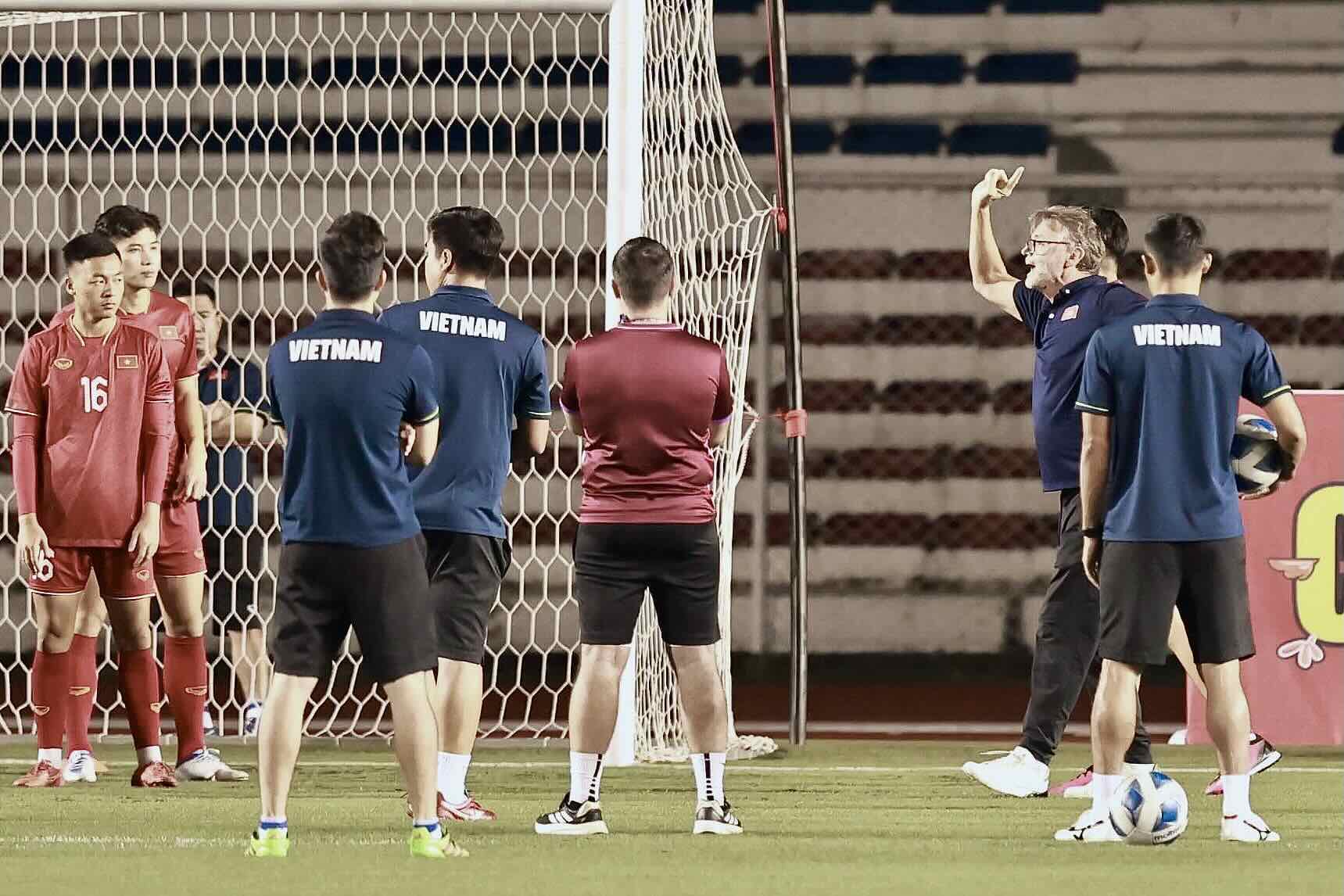 HLV Troussier gay gắt với học tr&ograve; trước trận gặp Philippines - Ảnh 1