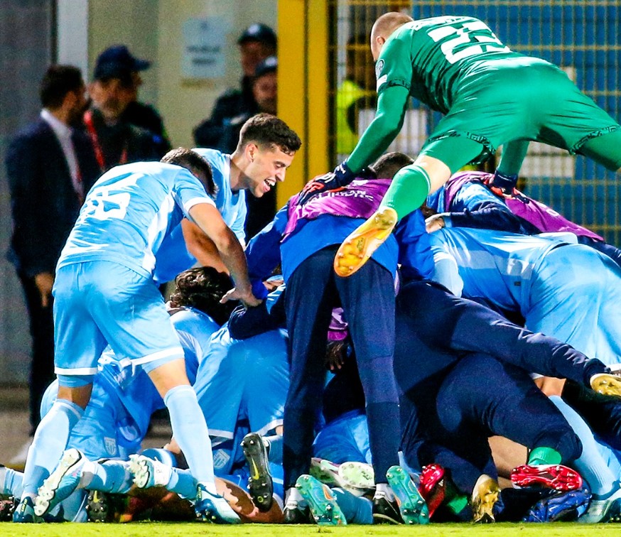 Đội tuyển yếu nhất thế giới ăn mừng như v&ocirc; địch khi ghi b&agrave;n ở v&ograve;ng loại EURO - Ảnh 1