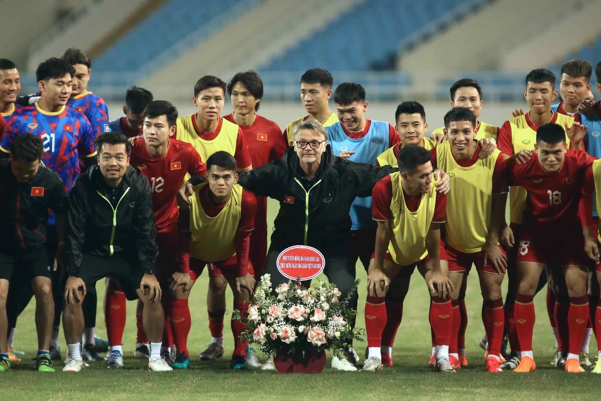 Tuyển Việt Nam tặng hoa cho HLV Troussier nh&acirc;n ng&agrave;y 20/11 - Ảnh 1