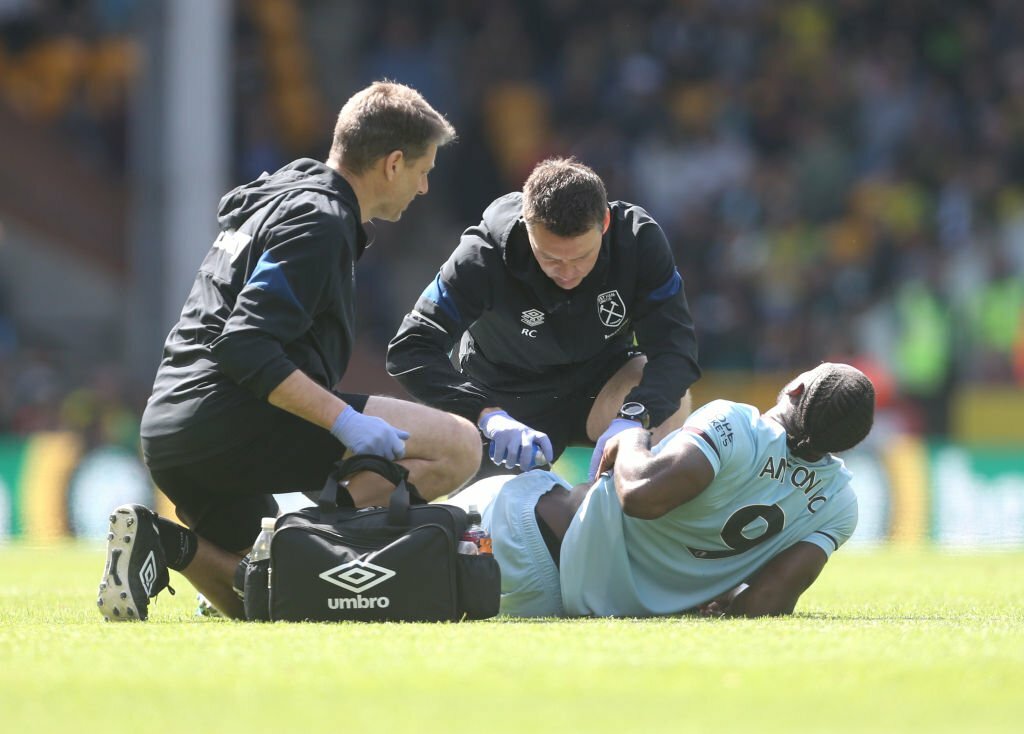 Sao West Ham tr&aacute;nh được chấn thương nghi&ecirc;m trọng, dự kiến ngồi ngo&agrave;i 2-3 tuần. - Ảnh 1