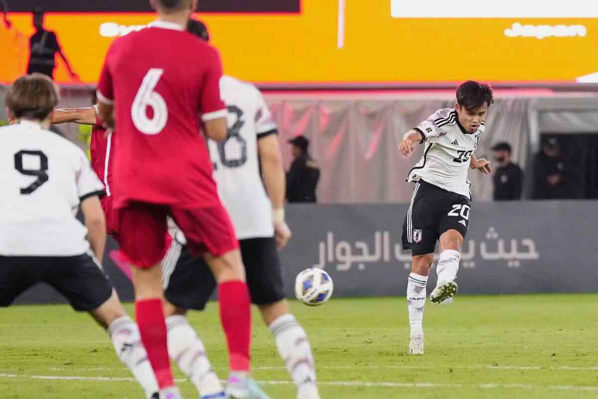 Tuyển Nhật Bản thị uy sức mạnh khủng khiếp - Ảnh 1