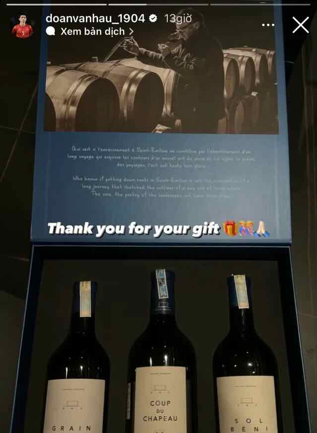 Văn Hậu nhận qu&agrave; cưới từ HLV Troussier - Ảnh 1