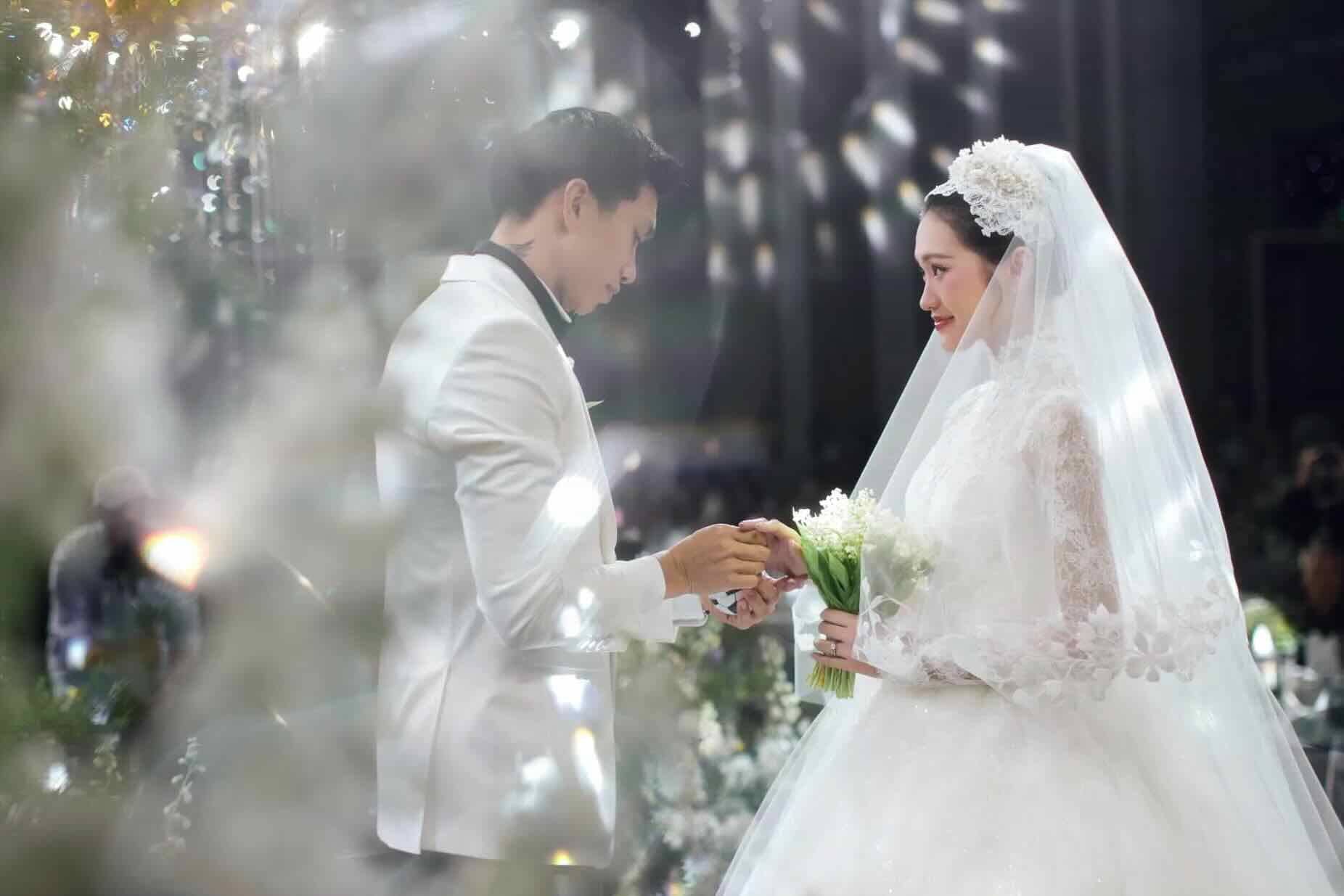 Văn Hậu lau nước mắt cho vợ trong ng&agrave;y cưới - Ảnh 1