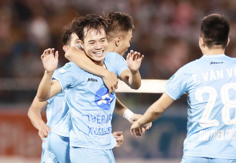 Văn To&agrave;n hạnh ph&uacute;c v&igrave; &ldquo;nổ s&uacute;ng&rdquo; trong m&agrave;u &aacute;o Nam Định - Ảnh 1