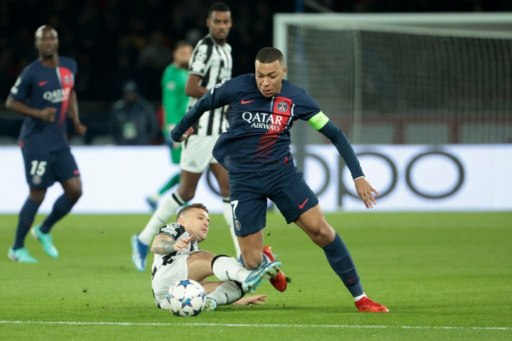 Đại chiến dầu mỏ: VAR li&ecirc;n tiếng gi&uacute;p PSG tho&aacute;t thua - Ảnh 1