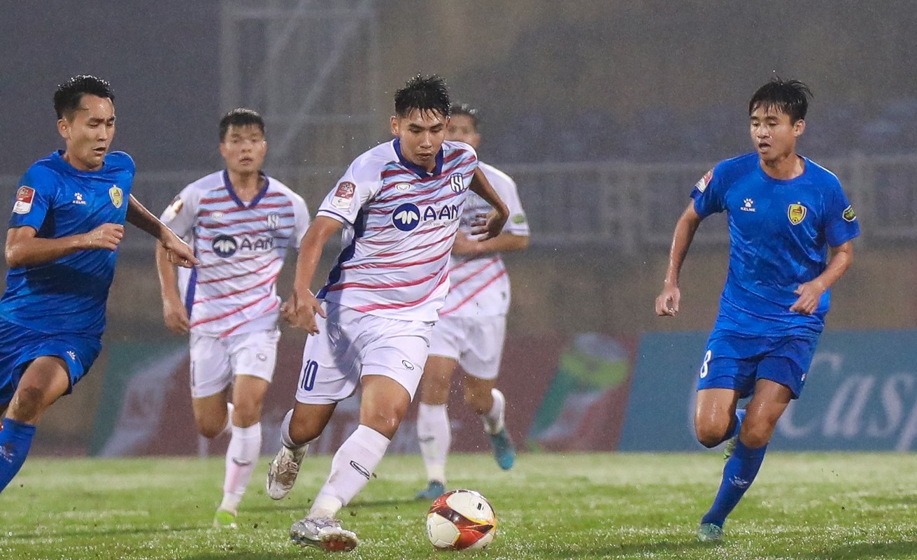 Trọng t&agrave;i quyết định sai lầm, S&ocirc;ng Lam Nghệ An mất oan b&agrave;n thắng trước Quảng Nam - Ảnh 1