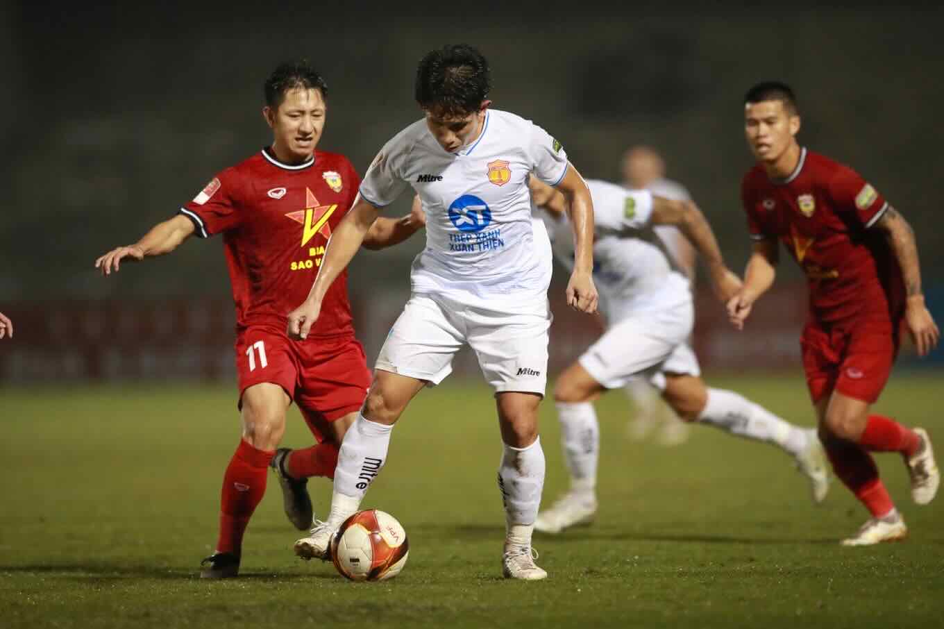 Văn To&agrave;n, Hồng Duy tỏa s&aacute;ng gi&uacute;p Nam Định x&acirc;y chắc ng&ocirc;i đầu - Ảnh 1