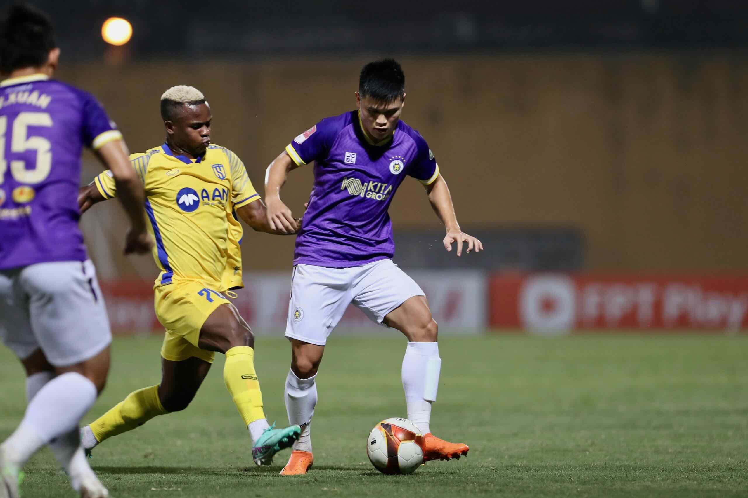 Tuấn Hải tỏa s&aacute;ng gi&uacute;p CLB H&agrave; Nội thắng SLNA - Ảnh 1