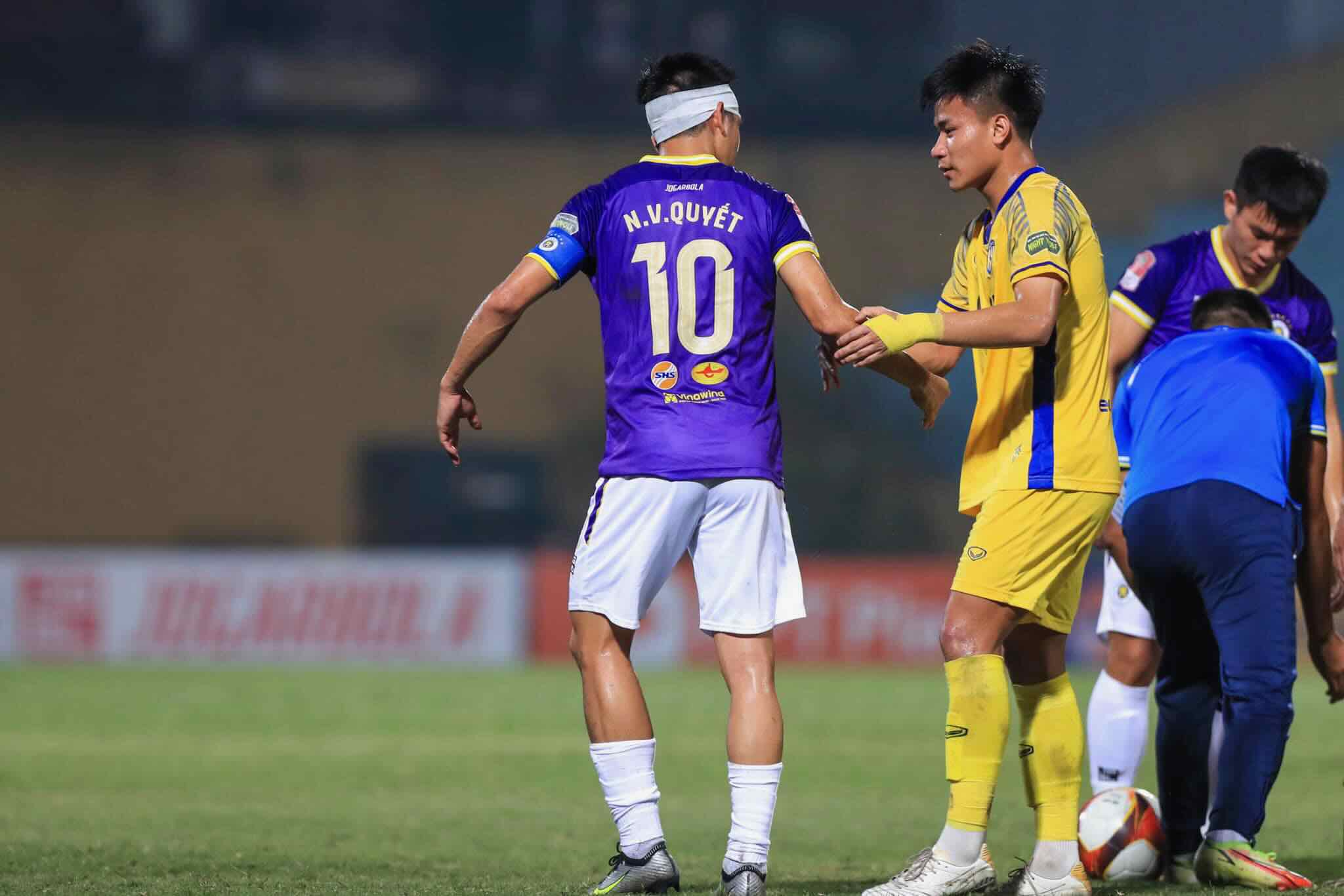 Văn Quyết l&ecirc;n tiếng sau pha va chạm với cầu thủ SLNA - Ảnh 1