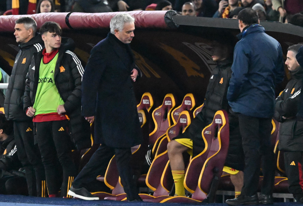 HLV Mourinho nhận thẻ đỏ, bỏ họp b&aacute;o sau trận đấu của AS Roma - Ảnh 2