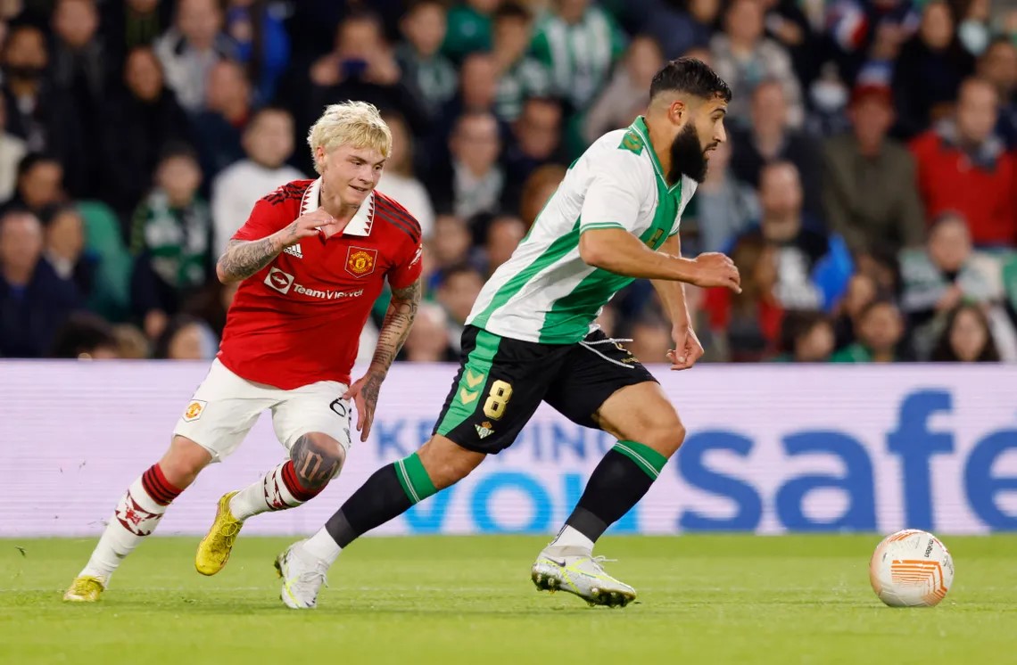 Isak Hansen-Aaroen c&acirc;n nhắc tương lai ở Manchester United - Ảnh 1