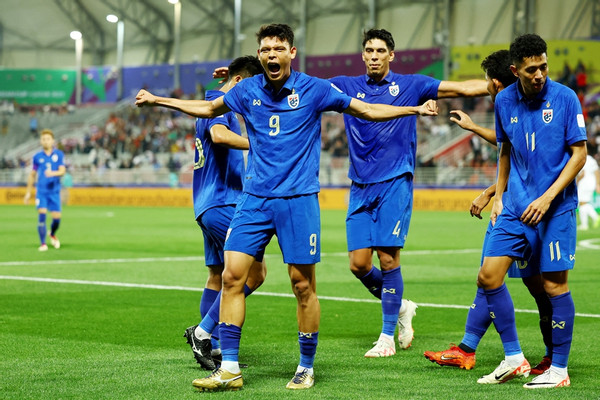 Supachai lập c&uacute; đ&uacute;p, Th&aacute;i Lan đ&aacute;nh bại Kyrgyzstan - Ảnh 2