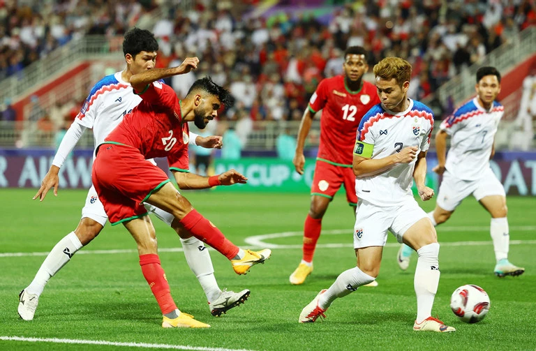 Cầm h&ograve;a Oman, Th&aacute;i Lan mở toang c&aacute;nh cửa đi tiếp ở Asian Cup 2023 - Ảnh 2