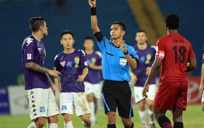 Trọng t&agrave;i người Malaysia khiến CĐV Việt Nam phẫn nộ - Ảnh 1