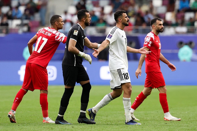 Tại sao Ayman Hussein nhận thẻ đỏ trong trận Iraq vs Jordan? - Ảnh 1