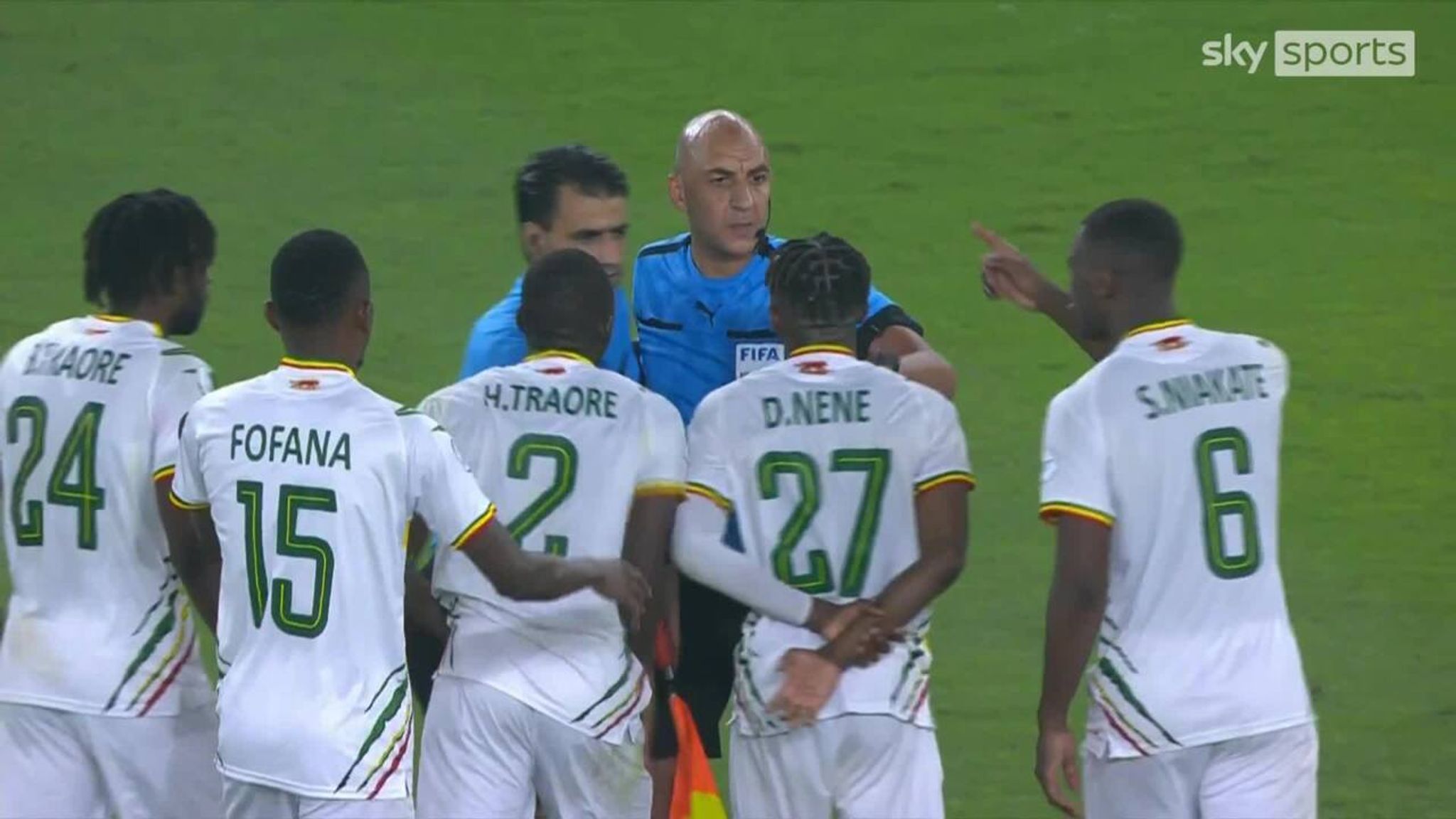 Cay c&uacute; v&igrave; thua Bờ Biển Ng&agrave;, Mali g&acirc;y hấn với trọng t&agrave;i  - Ảnh 1