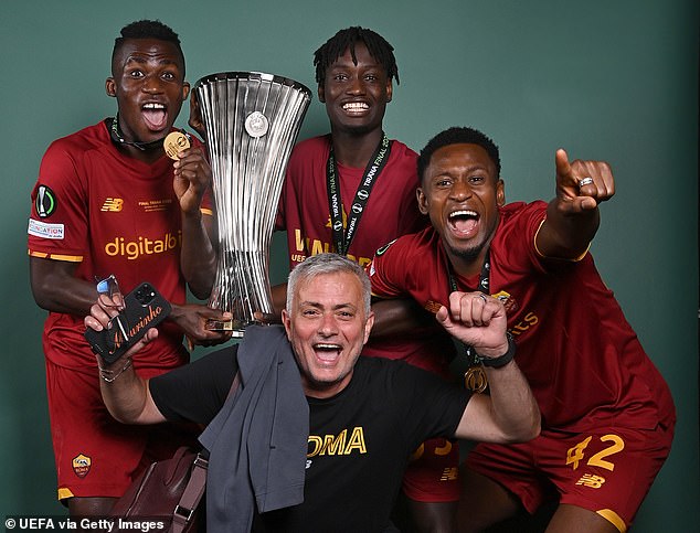 Bị phản bội, HLV Mourinho trả qu&agrave; học tr&ograve; ở AS Roma - Ảnh 1