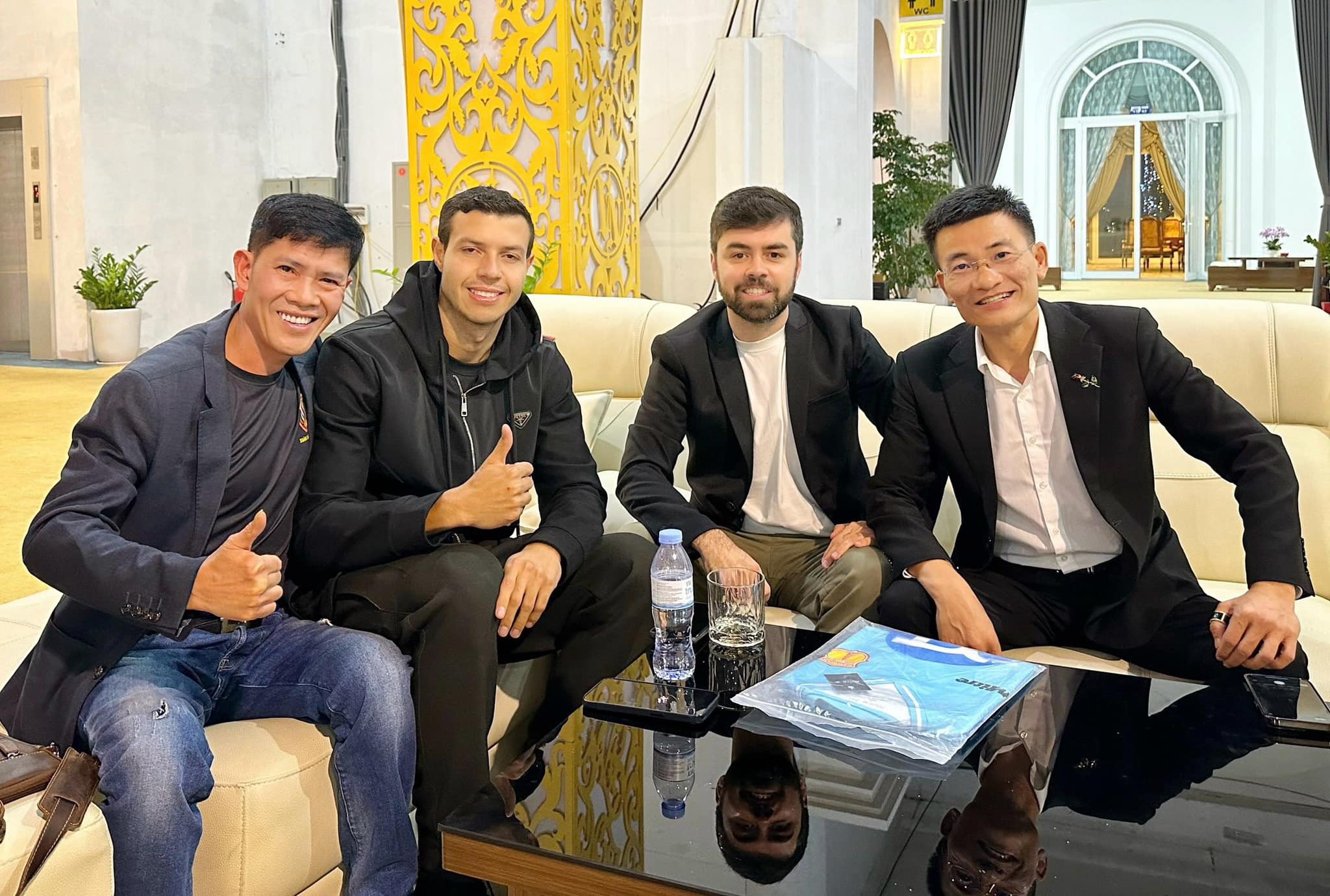 Th&eacute;p Xanh Nam Định chi&ecirc;u mộ đội trưởng của cựu vương Romania - Ảnh 1