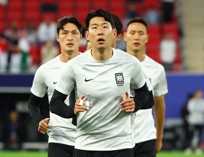 Son Heung Min x&ocirc; x&aacute;t với đồng đội khi H&agrave;n Quốc bị loại khỏi Asian Cup 2023 - Ảnh 1