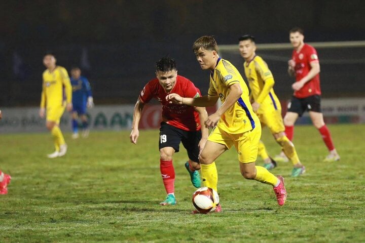 C&ocirc;ng an H&agrave; Nội thắng trận thứ hai dưới thời HLV Kiatisuk - Ảnh 1