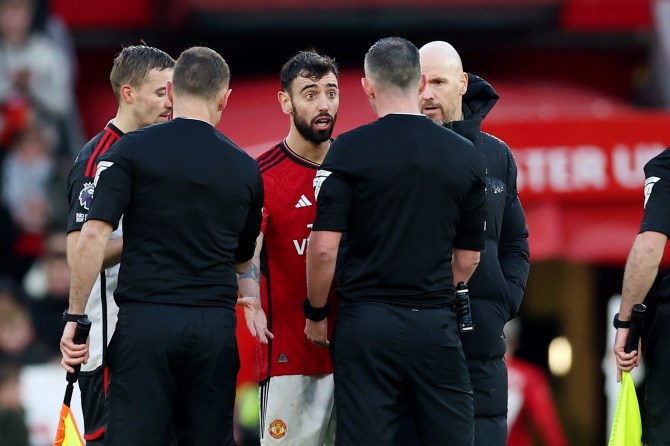 Bruno Fernandes bị chỉ tr&iacute;ch dữ dội v&igrave; g&acirc;y sức &eacute;p với trọng t&agrave;i - Ảnh 1